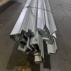 Купить оцинкованный уголок стальной 80х80 мм в Екатеринбурге