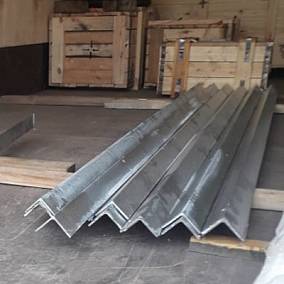 Купить оцинкованный уголок сталь 10 63x63 мм в Екатеринбурге